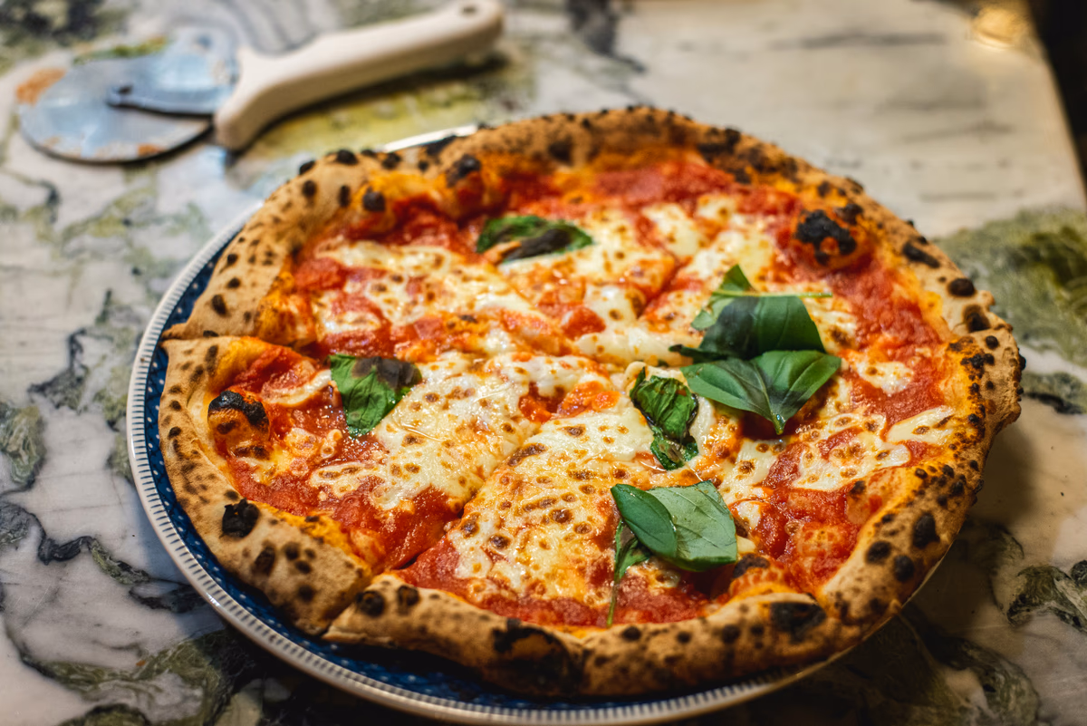 Deilig italiensk pizza rett fra ovnen